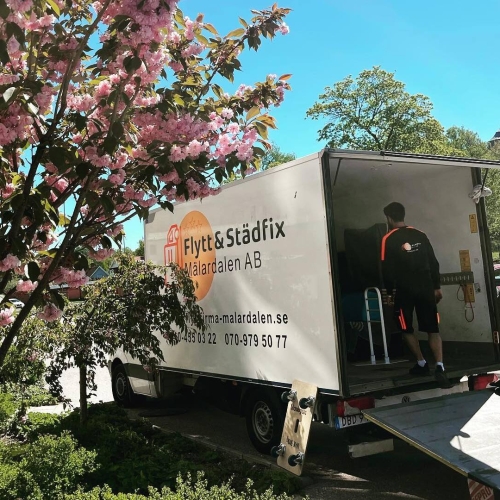 Flyttbil på väg från adress i Falun